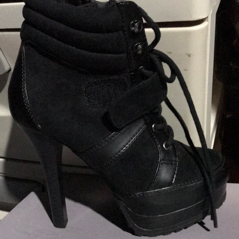 Jennifer Lopez high heel boots use twice